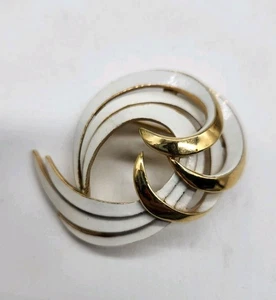 Broche Remolino Art Nouveau Esmalte Blanco Tono Dorado Firmado Corona Trifari 2.5" x 1.5" - Imagen 1 de 3