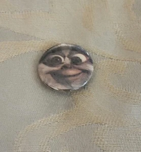 Gremlins "Daffy" Button...sehr cooles Sammlerstück für den 80er Jahre Fan! - Bild 1 von 3