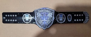 WWE Championship Title Slapband Series 1 - Undertaker Legacy Title - Super Rare - Foto 1 di 2