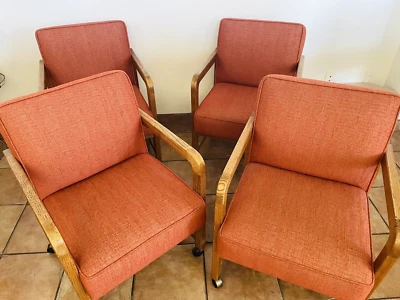 conjunto de 4 cadeiras de braço vintage mcm retrô laranja estofados com rodízios - Imagem 1 de 4
