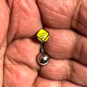 Sterilisierter Chirurgenstahl "SLIPPERY WHEN WE" 14g Curve Barbell für VCH Piercing. - Bild 1 von 3