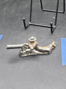 ANTIQUE WW1 CAST IRON AMERICAN DOE BOY MACHINE GUNNER LIEING DOWN AT THE READY - Picture 1 of 3