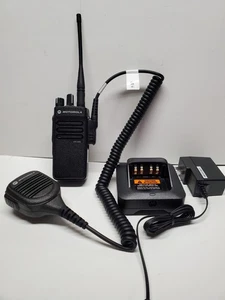 Motorola XPR 3300e Two Way Radio Walkie Talkie AAH02RDC9VA1AN w/Charger & Mic - Picture 1 of 12