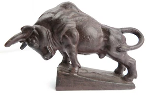 Escultura figura toro toro figura de hierro bronce aspecto bolsa decoración de escritorio banquero - Imagen 1 de 4