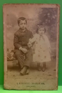 Foto de gabinete de la década de 1890 pequeño hermano y hermana italiano LN Schmidt Chicago ILL - Imagen 1 de 12