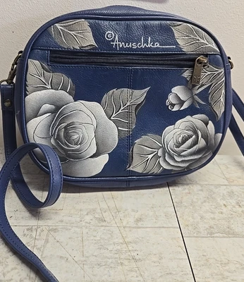 Bolsa de mão Anuschka tiracolo de couro pintada à mão com rosa - Imagem 1 de 4