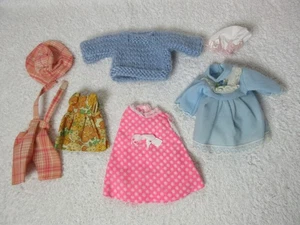 Verschiedene 80er kleine Puppenkleidung 7 Teile - passend für Barbie oder vielleicht Sylvanian Family - Bild 1 von 16