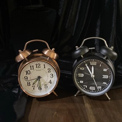 RELOJES DESPERTADORES 2 de ellos para el durmiente pesado, adolescente o usted mismo.  Foto 1 de 4