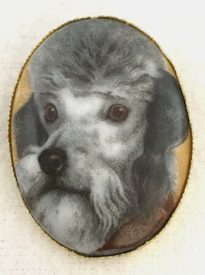 Broche Caniche Perro Porcelana Ovalado Tono Dorado Gris Piel Ojos Marrones De Colección Foto 1 de 4