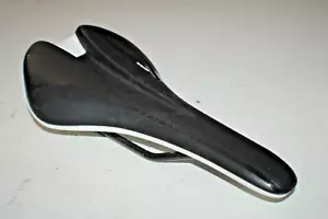 Sella bici mtb gigante neutra 275/135 mm nera touring strada ghiaia CX spedizione USA - Foto 1 di 7