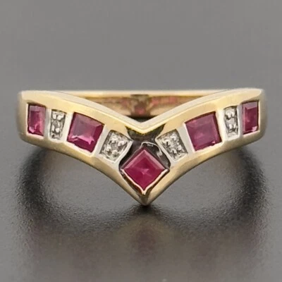 Anillo de oro amarillo de 9 quilates con rubí y diamantes de eternidad Wishbone talla L con sello Foto 1 de 4