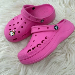 Zoccoli donna Crocs taglia 7 Baya platform Barbie rosa caldo con ciondolo Hello Kitty - Foto 1 di 7