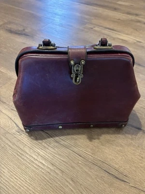 Burgundy leather Etienne Aigner doctor bag rare 1960s - Image 1 of 4