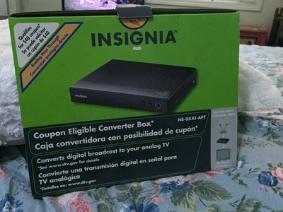 Caja convertidor digital a analógico INSIGNIA NS-DXA1-APT con control remoto y cables Foto 1 de 3