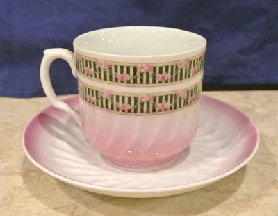  Taza y platillo blanco y rosa hecho en Alemania Foto 1 de 4