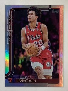 2025-26 Topps NBA Rainbow Foilboard Parallel #24 Jared McCain Philadelphia 76ers - Imagen 1 de 2