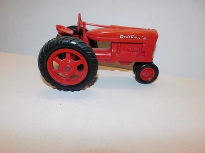 Product Miniatures Farmall Model M tractor IH International Harvester - Image 1 of 4