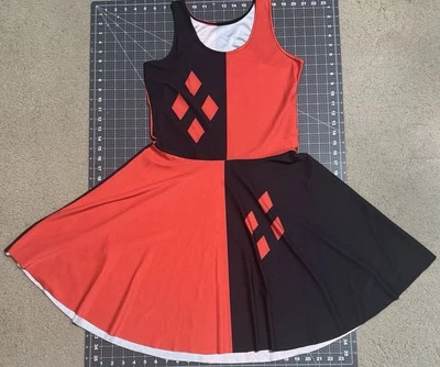 Vestido sin mangas Harley Quinn rojo/negro diamante acampanado patinador talla única NUEVO Foto 1 de 2