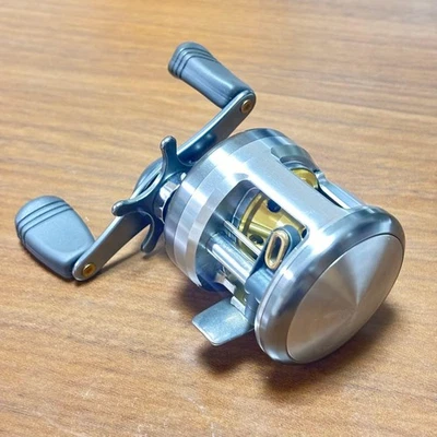 Carrete de baitcasting para mano derecha Daiwa Millionaire CV-X 105 suave dur... - Imagen 1 de 4