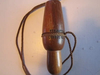 Vintage Ken Martin Duck Call Lemont, ILL com cordão Martin original em excelente estado usado - Imagem 1 de 4