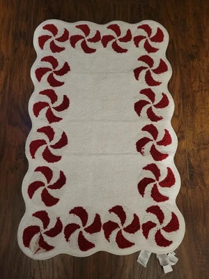 Tapete de banho Pottery Barn hortelã-pimenta redemoinho branco vermelho feriado 21"" X 34"" defeito  - Imagem 1 de 4