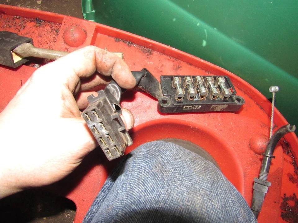 Kawasaki KZ550 F LTD 1984 caja de fusibles Foto 1 de 1