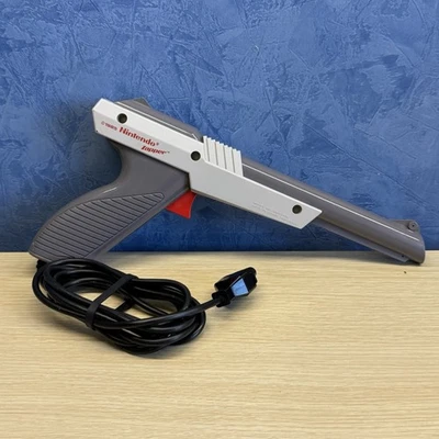 Nintendo ZAPPER Pistola LIGHTGUN GRIGIO - Nintendo NES - USATO TESTATO - Immagine 1 di 4