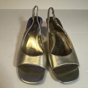 Tacón de cuña Etienne Aigner punta abierta honda trasera cuero dorado para mujer 8 mediano - Imagen 1 de 8