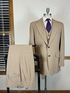 AMAZING VTG BILL BLASS TAN WOOL 3 PIECE DUAL VENT SUIT FLAT FRONT PANTS 44R X 36 - Picture 1 of 20