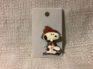 Pin de solapa de PVC Peanuts Charlie Brown Detective Snoopy Favorite Things 80UF050 - Imagen 1 de 2