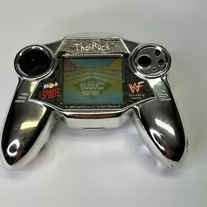 The Rock Dwayne Johnson WWF LCD Juego 1999 Titan Sports Portátil - Imagen 1 de 7