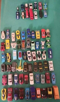 Lotto 60 modellini Hot Wheels ed altre 14 di marche varie  - Immagine 1 di 4