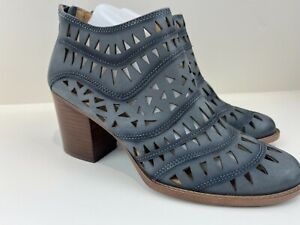 SOFFT Women's Blue Leather Ankle Boot Mid Heel 2 3/4” Size 10 M Cut Out Triangle