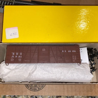 Accurail HO Kit #4405 40’ OB Box Car Wood w/Steel Ends Reading 5621 NY - Image 1 of 3