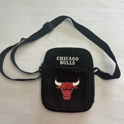 芝加哥公牛队复古包钱包或斜挎包带肩带 NBA 篮球罕见发现 — 第 1/4 张图片