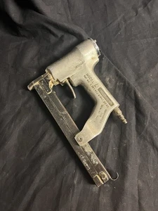 Senco Modell L pneumatischer 18 Stärke 1/4" Krone Hefter 5/8" - 1" Klammern L10-13 USA - Bild 1 von 15