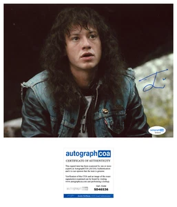 Joseph Quinn signed "STRANGER THINGS" 8x10 Photo b SEXY Eddie Munson ACOA COA - Picture 1 of 5