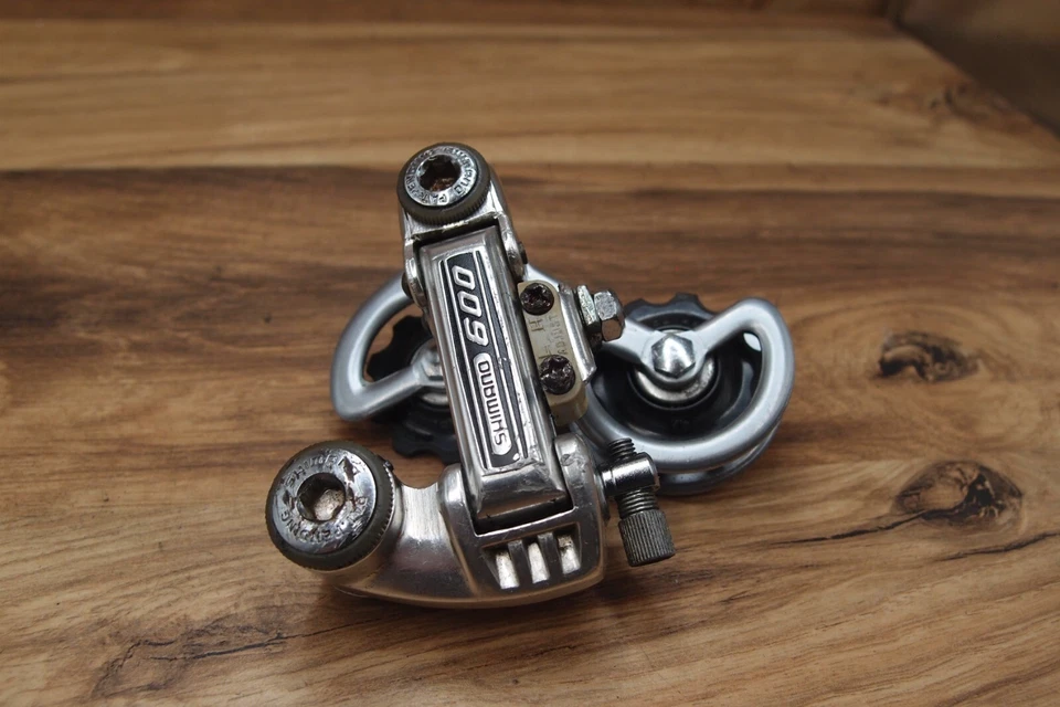 1978 rear derailleur 	Shimano 600 VIA Japan DC-200 short cage 5 sp for road bike - Image 1 of 4