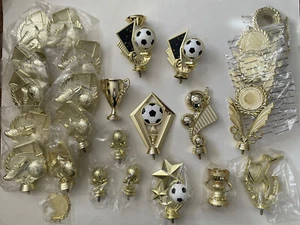 Lotto di 26 palloni da calcio misti tacchetti goal trim trofeo lotto topper plastica oro NUOVI - Foto 1 di 7