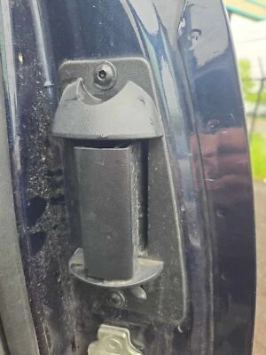 Manija de puerta exterior trasera izquierda usada se adapta a: Chevrolet Silverado 2500 2006 camioneta d Foto 1 de 4