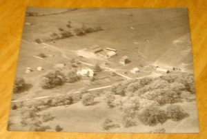 Antica foto veduta aerea in bianco e nero di fattoria, fienili e pascolo 8" x 10" - Foto 1 di 3