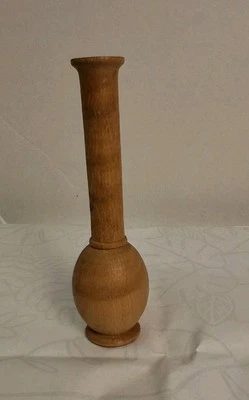 Jarrón pequeño de madera con tubo de vidrio hecho en EE. UU. por sello  Foto 1 de 4