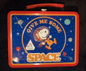 ASTRONAUT SNOOPY - Grande borsa di latta Artemide arachidi Charlie scatola da pranzo in metallo marrone - Foto 1 di 7