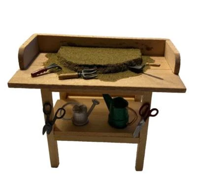 Banco para macetas miniatura para casa de muñecas con herramientas Foto 1 de 3