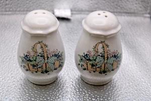Vintage Blueberry Basket Salt & Pepper Shakers - Picture 1 of 8