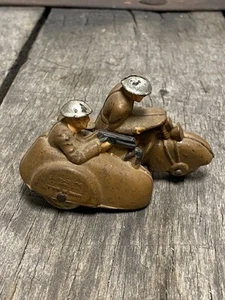 Antigua motocicleta militar castaño rojizo con juguete de goma dura Sidecar y soldados - Imagen 1 de 5