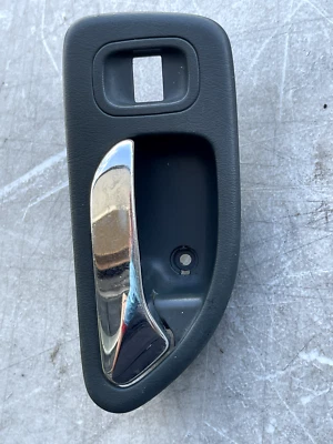 Honda Accord 1995 puerta trasera manija interior lado derecho del pasajero - gris OEM Foto 1 de 4