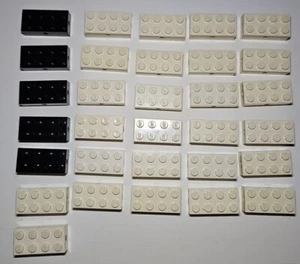 Lotto 31 assi blocco 2x4 vintage Lego bianco e nero con ruote Pat Pend  - Foto 1 di 3