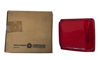 Plymouth GTX 1969 satélite pasajero derecho luz trasera lente roja 2932734 nuevo de stock Foto 1 de 4