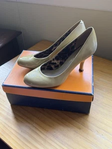 Arturo Chiang Damen-Pumps US 6M beige Lackleder runde Spitze 3" im Karton - Bild 1 von 10